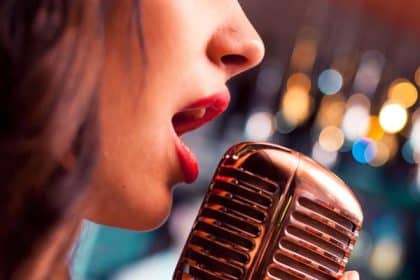 Il canto a cappella non è solo tecnica vocale: è emozione pura, architettura sonora, connessione collettiva. Scopri perché questa forma musicale antica tocca ancora il cuore.