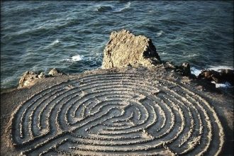 I labirinti scolpiti nella pietra: architettura simbolica o enigma spirituale?