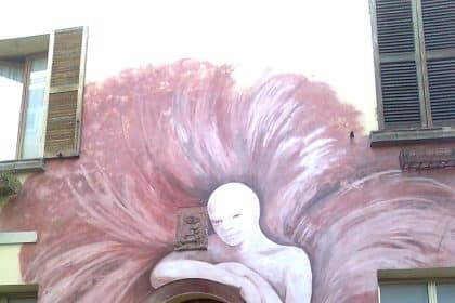 In italia e nel mondo ci sono borghi che hanno trasformato le loro facciate in tele a cielo aperto. Case che parlano, finestre che osservano, colori che non sbiadiscono