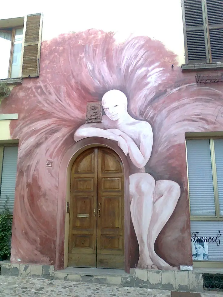 In italia e nel mondo ci sono borghi che hanno trasformato le loro facciate in tele a cielo aperto. Case che parlano, finestre che osservano, colori che non sbiadiscono