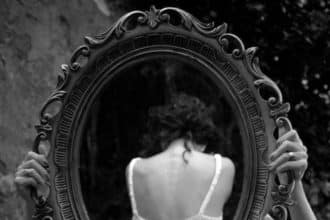 Lo specchio nella storia tra superstizione, arte e verità riflessa