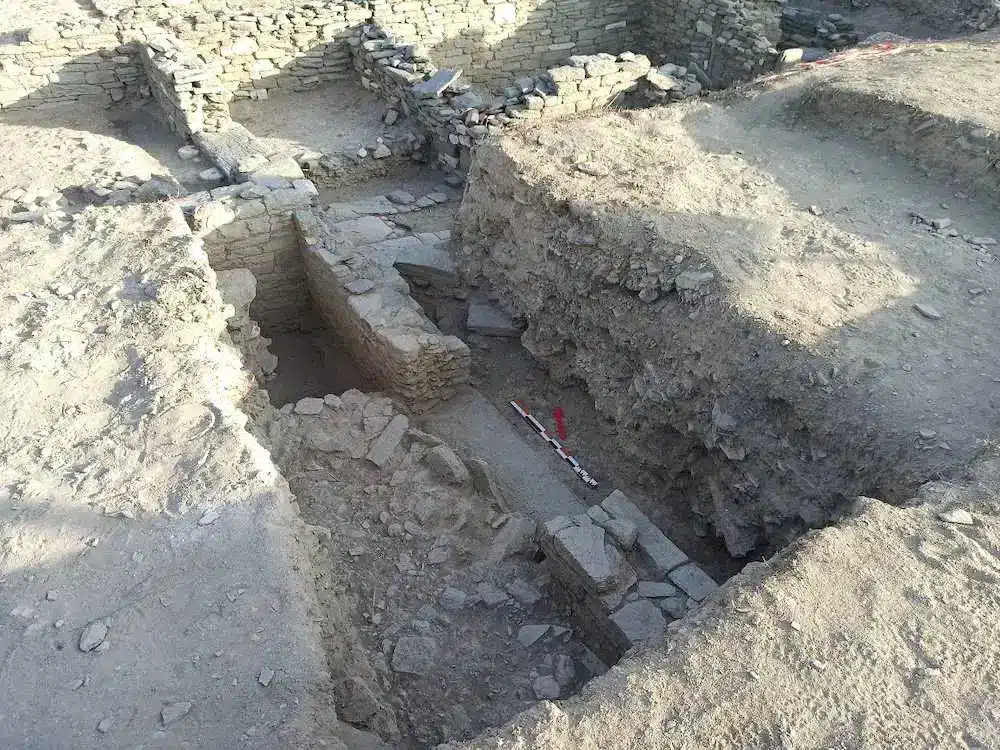 Paros, l’isola del marmo che scolpiva le dee: scoperto un antico laboratorio con statue incompiute