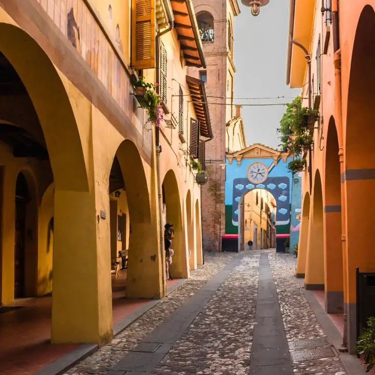 I villaggi che sembrano dipinti: quando i muri raccontano storie In italia e nel mondo ci sono borghi che hanno trasformato le loro facciate in tele a cielo aperto. Case che parlano, finestre che osservano, colori che non sbiadiscono