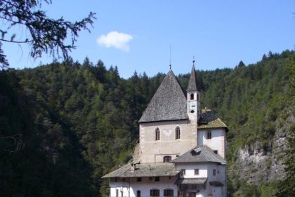 Destinazioni sconosciute #42 – il santuario di san romedio: un eremo tra leggenda e natura