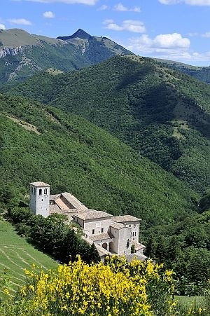 Destinazioni sconosciute #43 – il monastero invisibile: tra abbandono, silenzio e leggende umbre