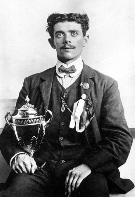 24 luglio 1908, dorando pietri taglia per primo il traguardo