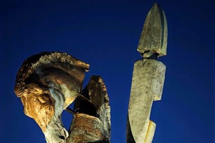 Mostra equus inter lumina