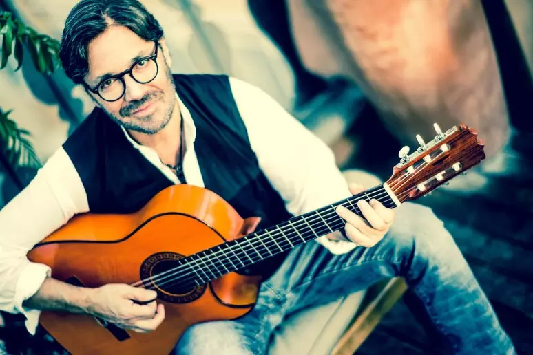 Al di meola sul vesuvio: il jazz incontra il cratere al tramonto Al di meola