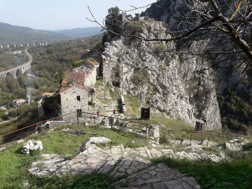 Destinazioni sconosciute #57: san severino di centola, il borgo che guarda il tempo dall’alto