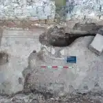 Scavi ad amiternum: scoperti mosaici romani, mura antiche e la tomba di un neonato
