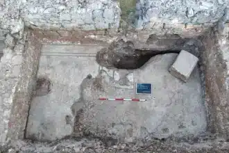 Scavi ad amiternum scoperti mosaici romani, mura antiche e la tomba di un neonato