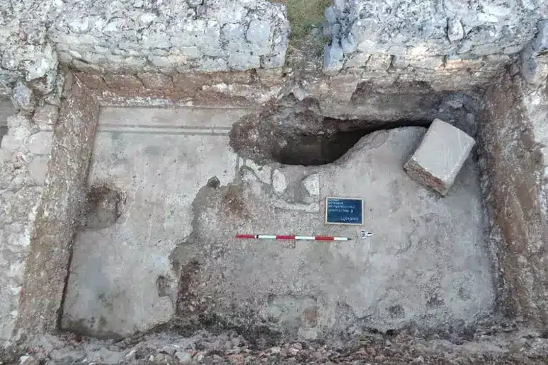 Scavi ad amiternum scoperti mosaici romani, mura antiche e la tomba di un neonato