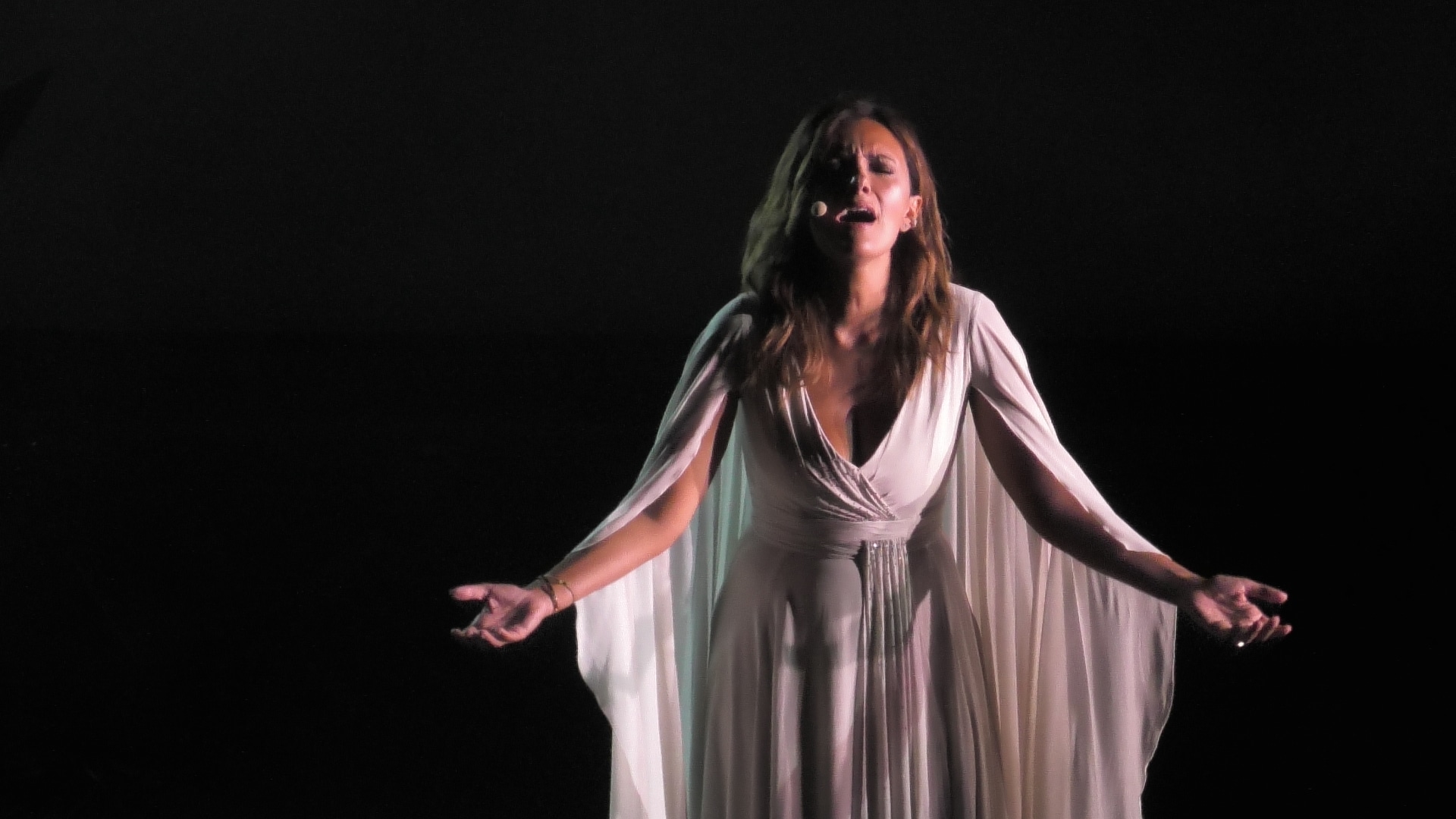 Serena rossi conquista il pubblico di benevento con “serenata a napoli”