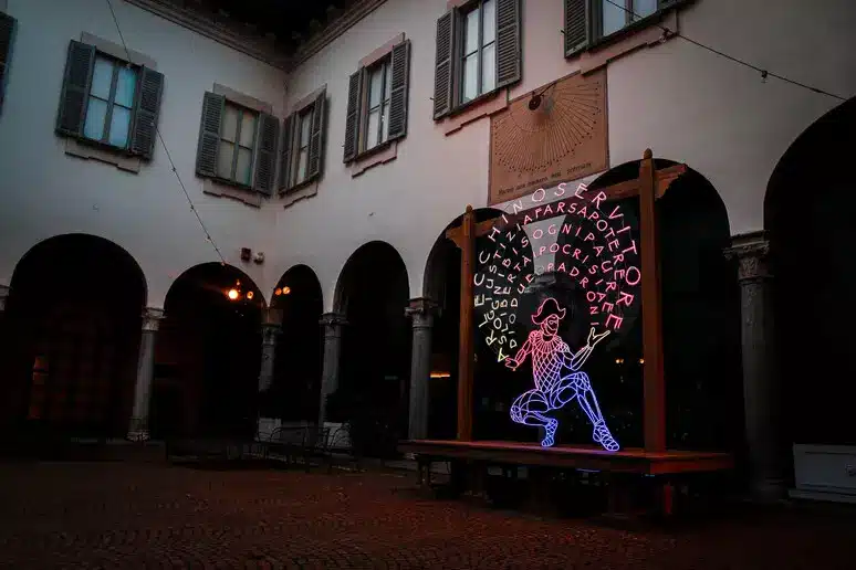 Perché arlecchino al piccolo teatro di milano è anche un’installazione luminosa Arlecchino