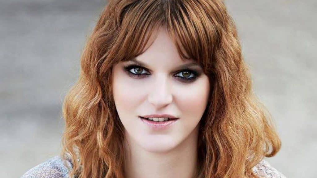 Chiara Galiazzo racconta la forza della rinascita in Bambola Daruma, brano dall’album Bonsai. Una canzone che unisce simbolismo giapponese e introspezione personale.