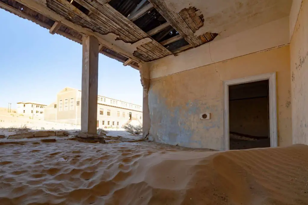 Kolmanskop, in namibia, è una città fantasma sommersa dal deserto un luogo potente dove il tempo e la sabbia hanno vinto.