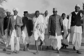 Accadde oggi 12 marzo 1930, gandhi guida la marcia del sale verso il mare di 300 km, nonostante l'opposizione britannica