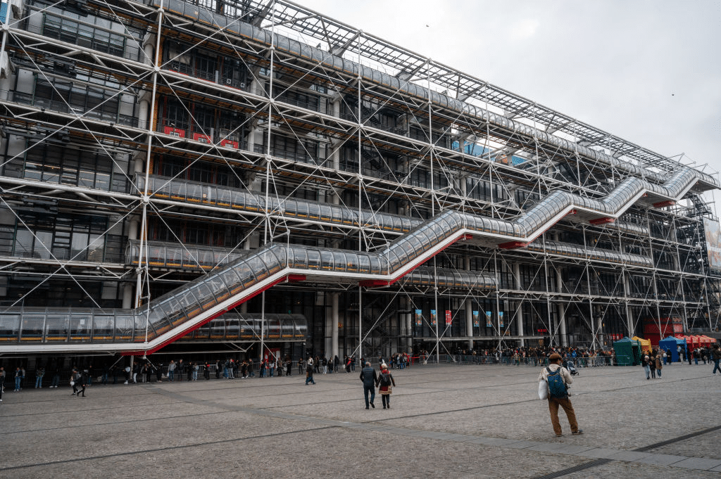 Chanel sostiene il centre pompidou durante il restauro