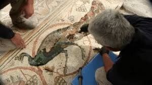 Dettaglio del mosaico di be’er shema dopo il restauro