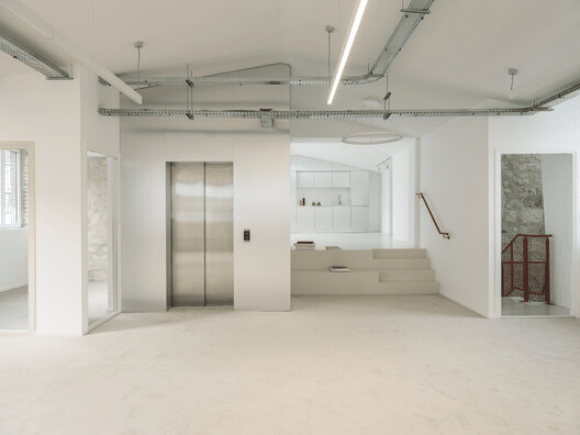 Sentier trasforma una tipografia storica in ufficio contemporaneo