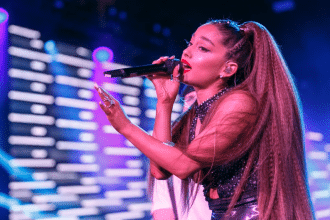 Ariana grande compie 33 anni: i bisnonni italiani, l'amore tormentato con mac miller, 7 segreti