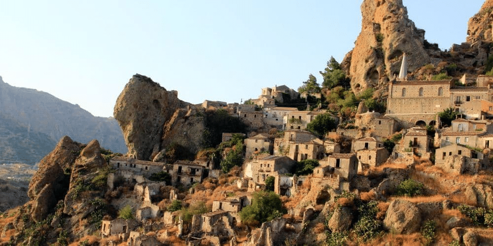 Destinazioni sconosciute #99: pentedattilo è il borgo fantasma più suggestivo d’italia?