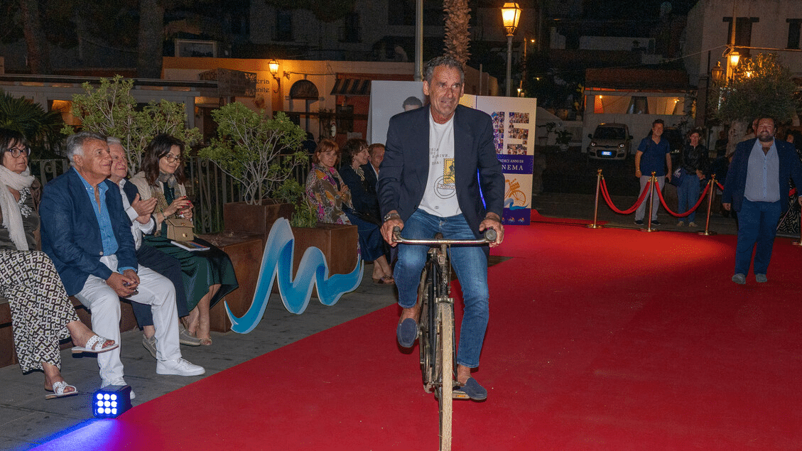 Gerardo ferrara, il doppio di troisi torna a salina