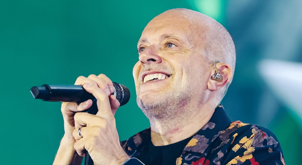 Max pezzali, scaletta concerto a napoli. Gli anni d'oro arrivano allo stadio maradona: orari, parcheggi e come arrivare