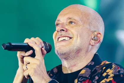 Max pezzali, scaletta concerto a napoli. Gli anni d'oro arrivano allo stadio maradona: orari, parcheggi e come arrivare