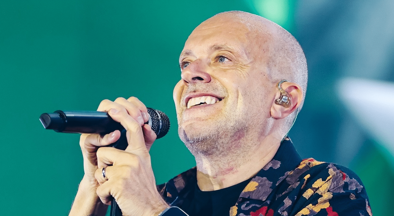 Max pezzali, scaletta concerto a napoli. Gli anni d'oro arrivano allo stadio maradona: orari, parcheggi e come arrivare