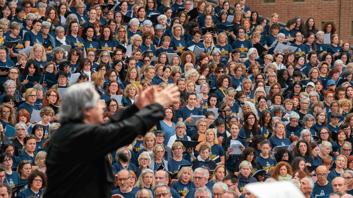 Riccardo muti dirige 3546 coristi a ravenna