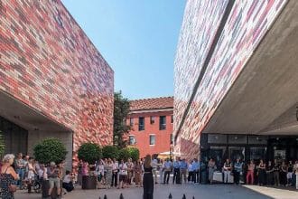 Installazione della mostra acque alte negli spazi di m9 museo del novecento a venezia mestre