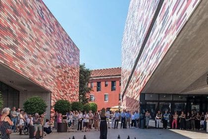 Installazione della mostra acque alte negli spazi di m9 museo del novecento a venezia mestre