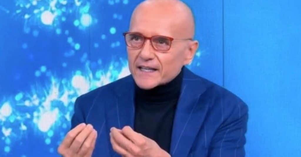 Alfonso signorini durante un evento televisivo legato al grande fratello