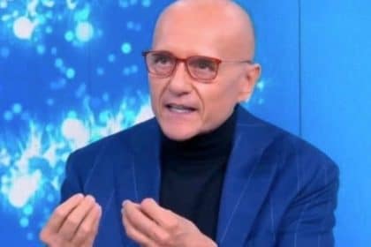 Alfonso signorini durante un evento televisivo legato al grande fratello