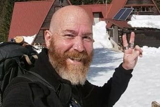 Andrea spinelli durante uno dei cammini raccontati nei suoi libri e nel blog personale