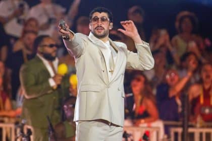 Bad bunny durante il tour debí tirar más fotos con la casita portoricana sul palco
