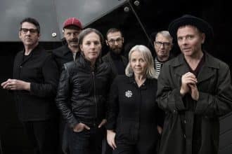 Belle and sebastian in concerto durante una data del tour celebrativo