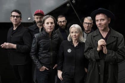 Belle and sebastian in concerto durante una data del tour celebrativo