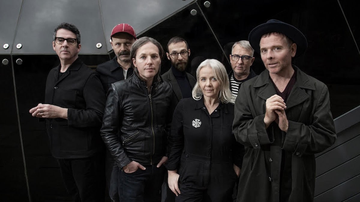 Belle and sebastian in concerto durante una data del tour celebrativo