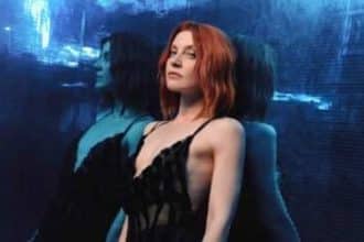 Eddie brock durante un’esibizione musicale dopo la partecipazione a sanremo 2026