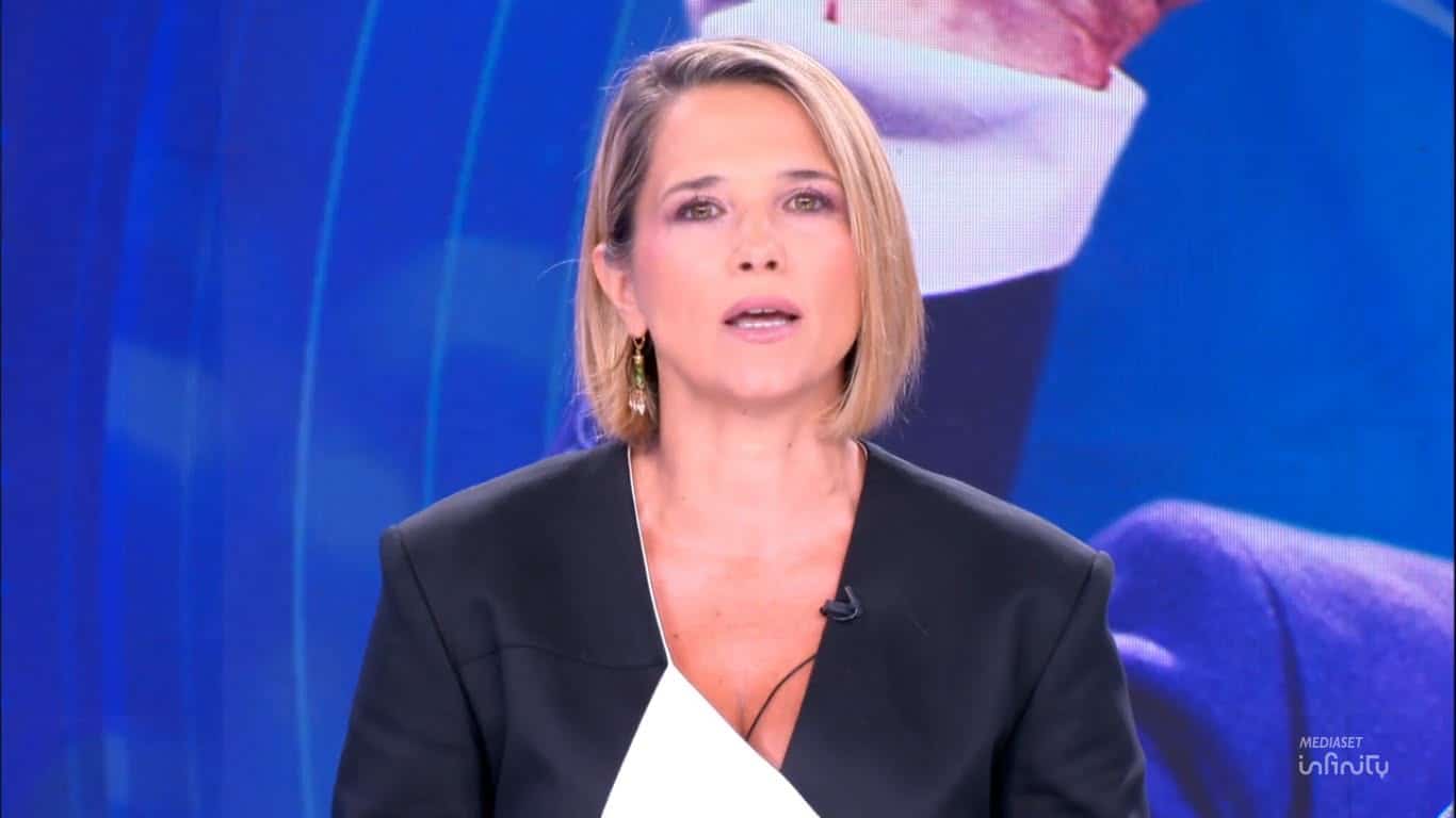 Francesca barra durante una conduzione televisiva su rete 4