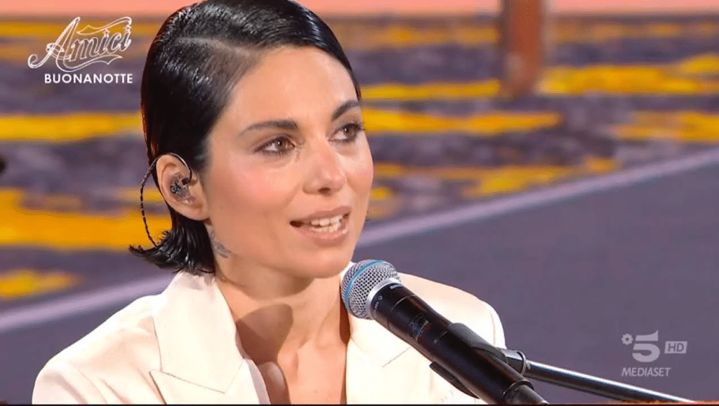 Giordana angi aveva lasciato amici, ora maria la vuole come prof? Giordana angi aveva lasciato amici, ora maria de filippi la vuole come prof?