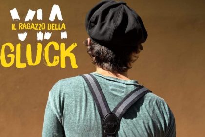 Spettacolo teatrale dedicato ad adriano celentano con band dal vivo sul palco