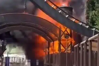 Area di gardaland vicina alle montagne russe raptor dopo l’incendio del 28 luglio 2026