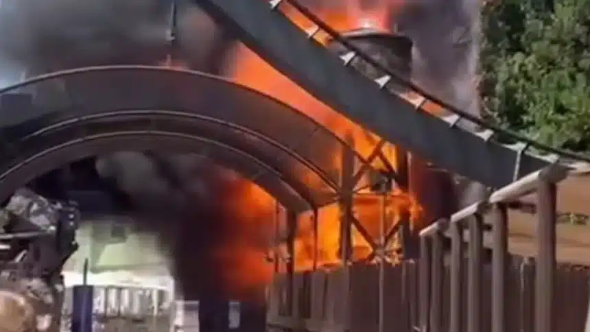 Area di gardaland vicina alle montagne russe raptor dopo l’incendio del 28 luglio 2026