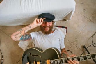 Jovanotti in concerto durante una tappa live, tra palco e pubblico