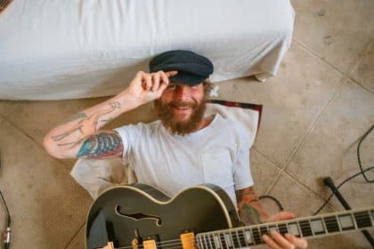 Jovanotti in concerto durante una tappa live, tra palco e pubblico