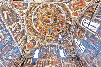 Nel cuore di padova, nascosto tra la cattedrale e il battistero, è tornato accessibile uno spazio rimasto a lungo ai margini dei percorsi turistici cittadini. Il nuovo giardino del battistero della cattedrale, corrispondente all’antico chiostro dei canonici, è stato inaugurato il 9 luglio 2026 dopo un complesso intervento di recupero.