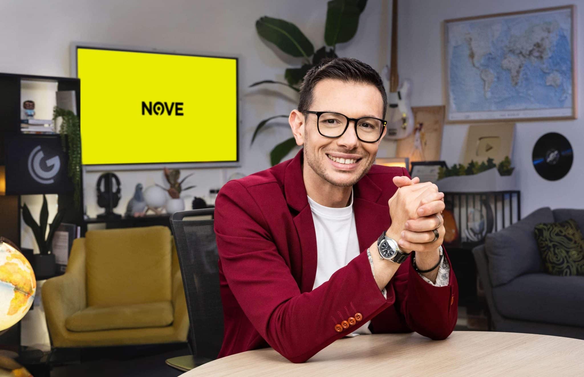 Andrea moccia conduce geopop racconta in prima serata sul canale nove